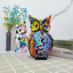 Figurka sowy z żywicy w kolorowe plamy, dekoracja pop art - ujęcie produktu