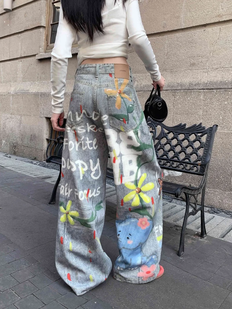 Jeansy damskie baggy z nadrukiem graffiti i motywem ust - ujęcie produktu