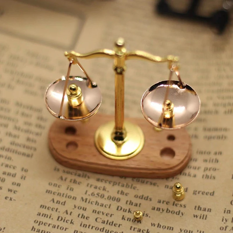 Miniaturowa waga sprawiedliwości dekoracyjna vintage