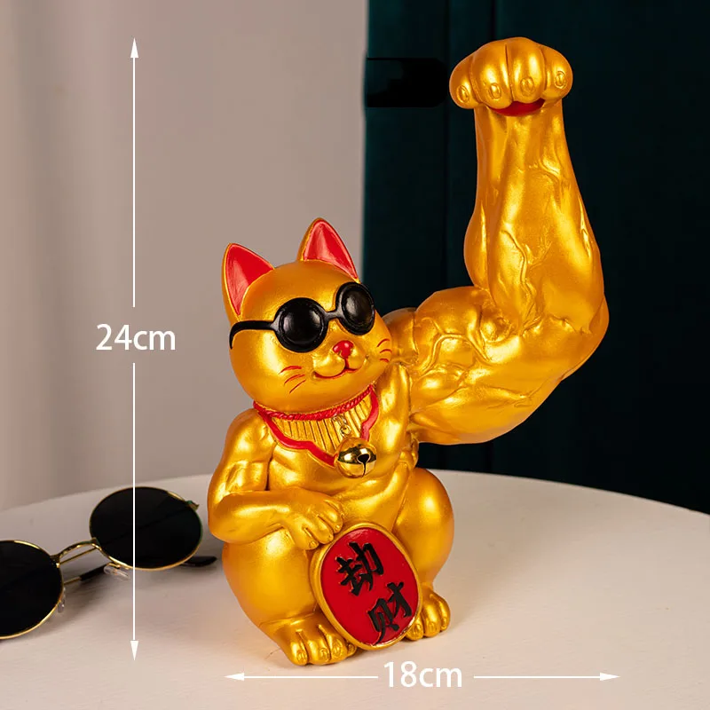 Figurka muskularnego kota ze złocistym wykończeniem - ujęcie produktu