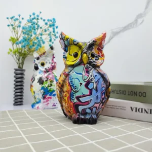 Figurka sowy z żywicy w kolorowe plamy, dekoracja pop art - ujęcie produktu