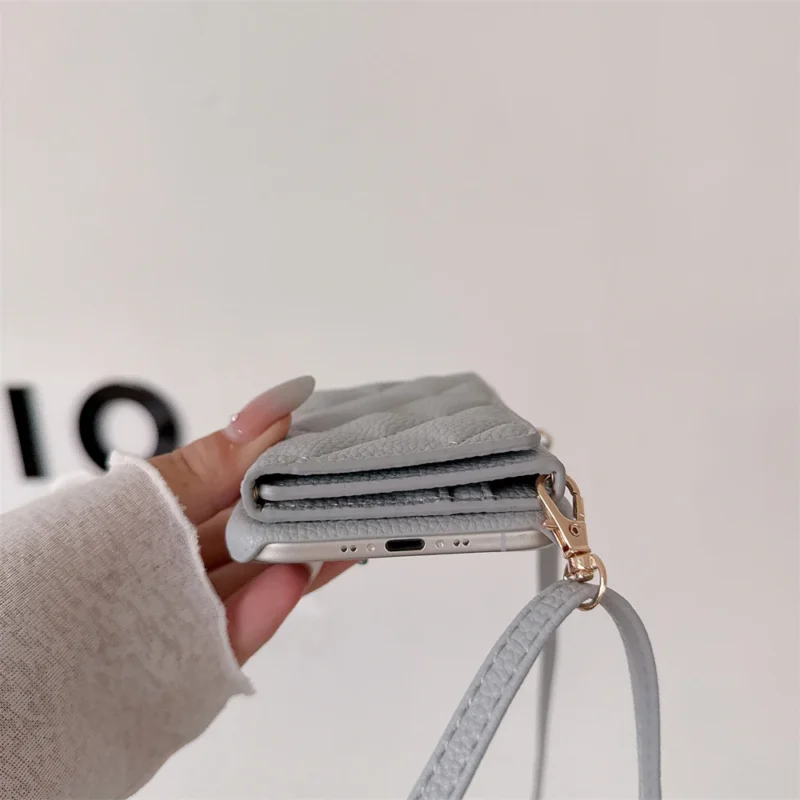 Pikowane etui do iPhone z portfelem i paskiem - ujęcie produktu