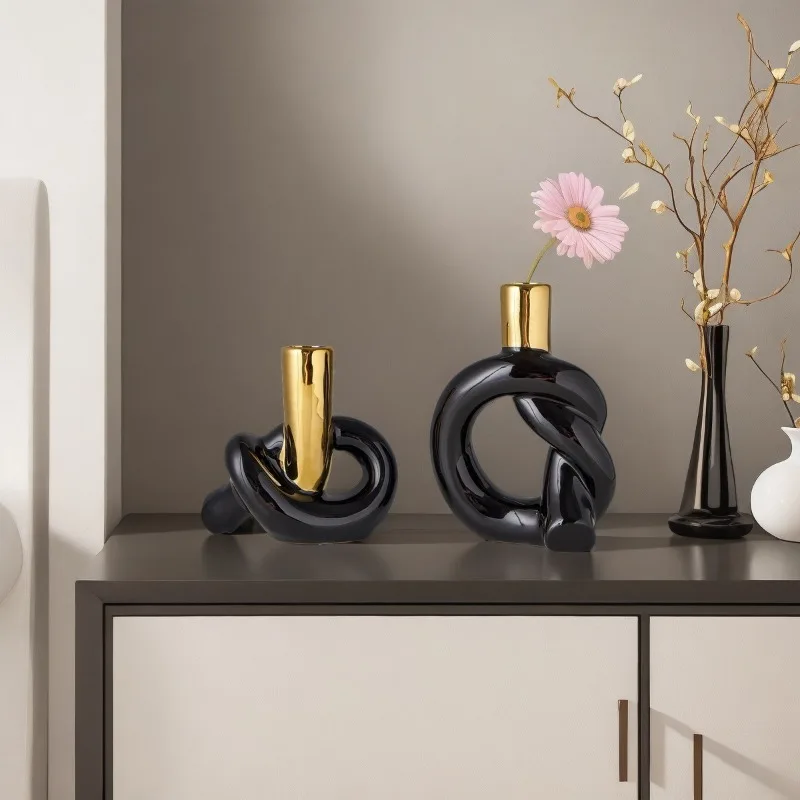 Ceramiczny wazon w kształcie węzła