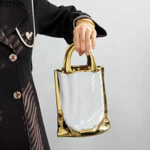 Ceramiczny wazon w kształcie torebki