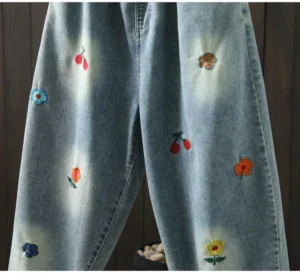 Jeansy damskie baggy z elastycznego denimu, z haftem, z kwiatowym wzorem