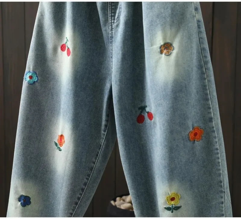 Jeansy damskie baggy z elastycznego denimu, z haftem, z kwiatowym wzorem