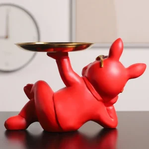 Figurka czerwonego buldoga z tacą i okularami - ujęcie produktu