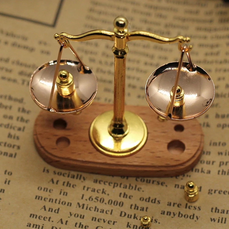 Miniaturowa waga sprawiedliwości dekoracyjna vintage