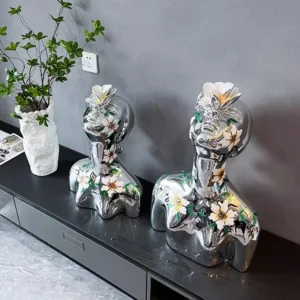 Abstrakcyjna drewniana statuetka minimalistyczna