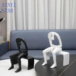 Abstrakcyjna drewniana statuetka minimalistyczna