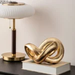 Abstrakcyjna drewniana statuetka minimalistyczna