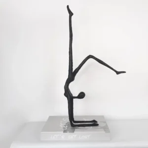 Abstrakcyjna drewniana statuetka minimalistyczna