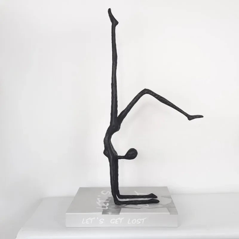 Abstrakcyjna drewniana statuetka minimalistyczna