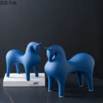 Abstrakcyjna drewniana statuetka minimalistyczna