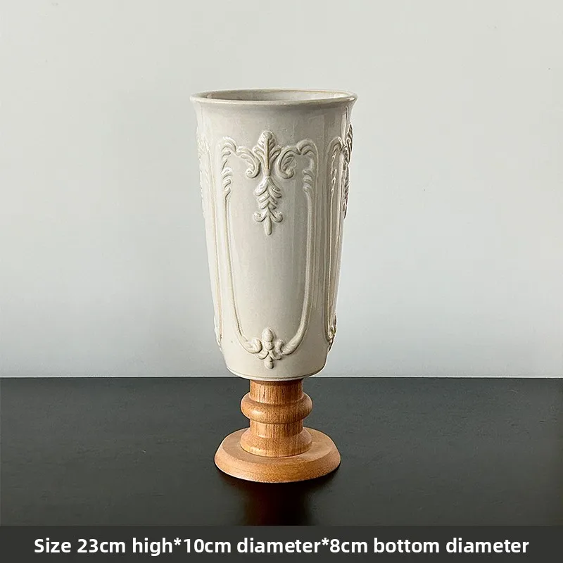 Ceramiczny wazon dekoracyjny reliefowy, biały, francuski