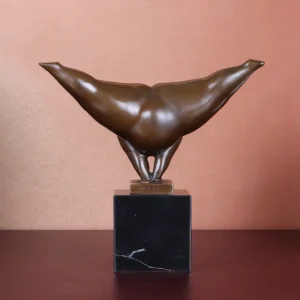 Abstrakcyjna drewniana statuetka minimalistyczna
