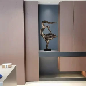 Abstrakcyjna drewniana statuetka minimalistyczna