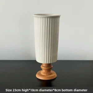 Ceramiczny wazon dekoracyjny reliefowy, biały, francuski
