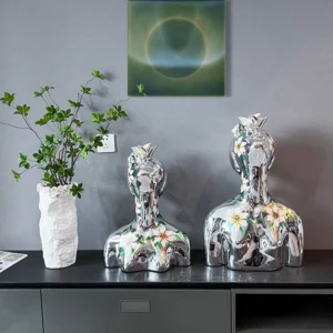Abstrakcyjna drewniana statuetka minimalistyczna