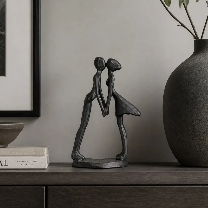 Abstrakcyjna drewniana statuetka minimalistyczna