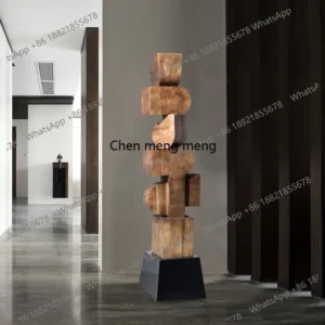 Drewniana rzeźba geometryczna stojąca