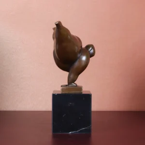 Abstrakcyjna drewniana statuetka minimalistyczna