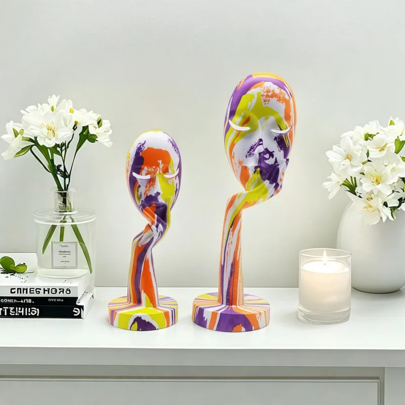 Abstrakcyjna drewniana statuetka minimalistyczna