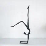 Abstrakcyjna drewniana statuetka minimalistyczna