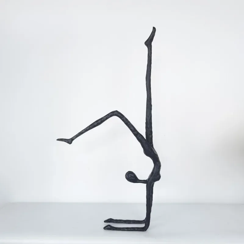 Abstrakcyjna drewniana statuetka minimalistyczna
