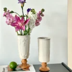 Ceramiczny wazon dekoracyjny reliefowy, biały, francuski