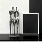 Abstrakcyjna drewniana statuetka minimalistyczna
