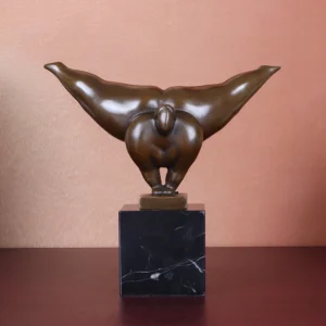 Abstrakcyjna drewniana statuetka minimalistyczna