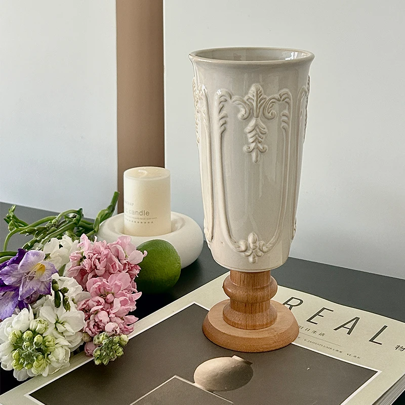 Ceramiczny wazon dekoracyjny reliefowy, biały, francuski