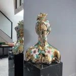 Abstrakcyjna drewniana statuetka minimalistyczna