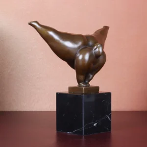Abstrakcyjna drewniana statuetka minimalistyczna