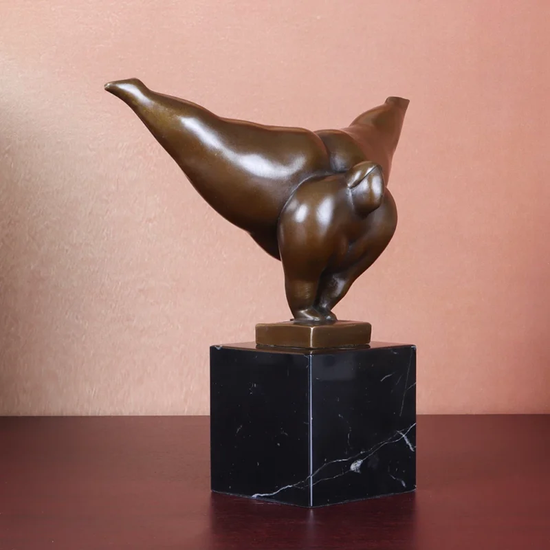 Abstrakcyjna drewniana statuetka minimalistyczna