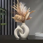Ceramiczny wazon dekoracyjny z motywem kwiatowym