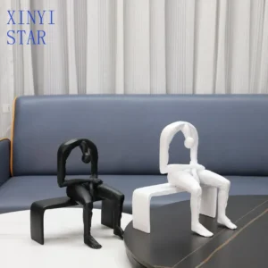Abstrakcyjna drewniana statuetka minimalistyczna