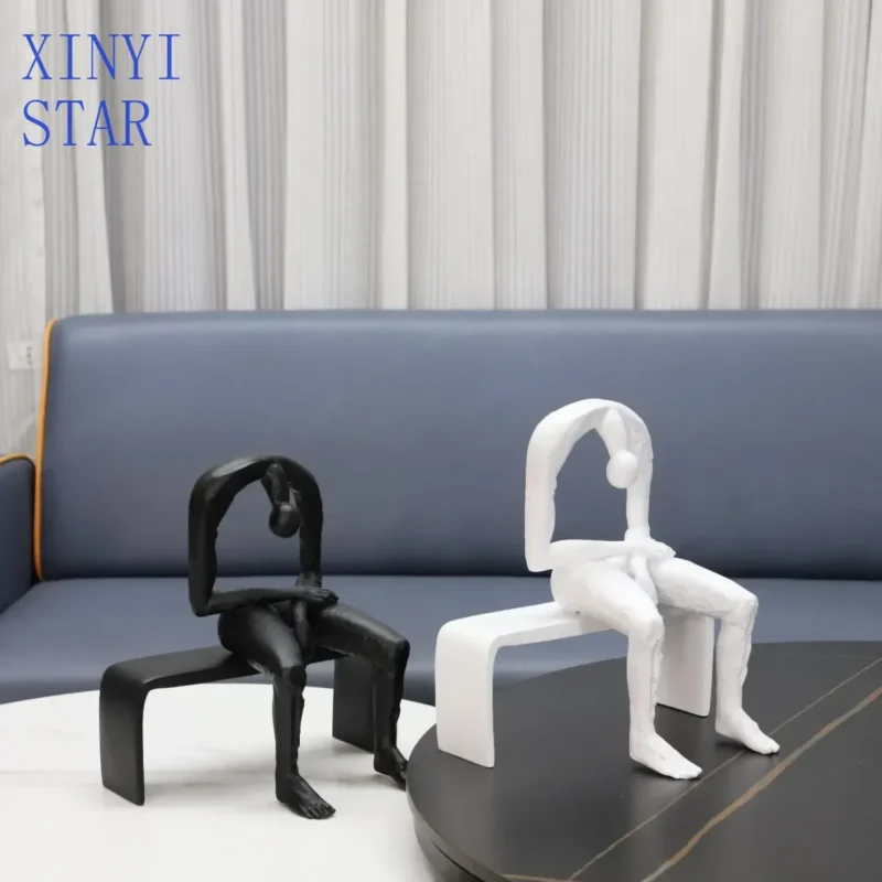 Abstrakcyjna drewniana statuetka minimalistyczna