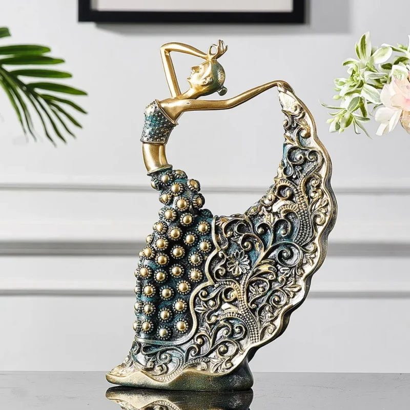 Ceramiczna rzeźba pawia tancerka