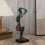 Abstrakcyjna drewniana statuetka minimalistyczna