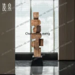 Drewniana rzeźba geometryczna stojąca