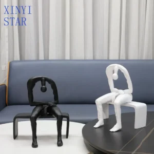 Abstrakcyjna drewniana statuetka minimalistyczna