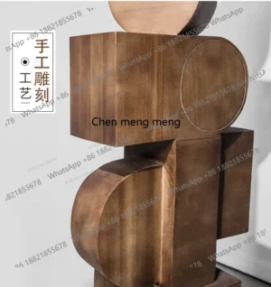 Drewniana rzeźba geometryczna stojąca