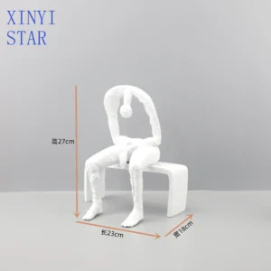 Abstrakcyjna drewniana statuetka minimalistyczna