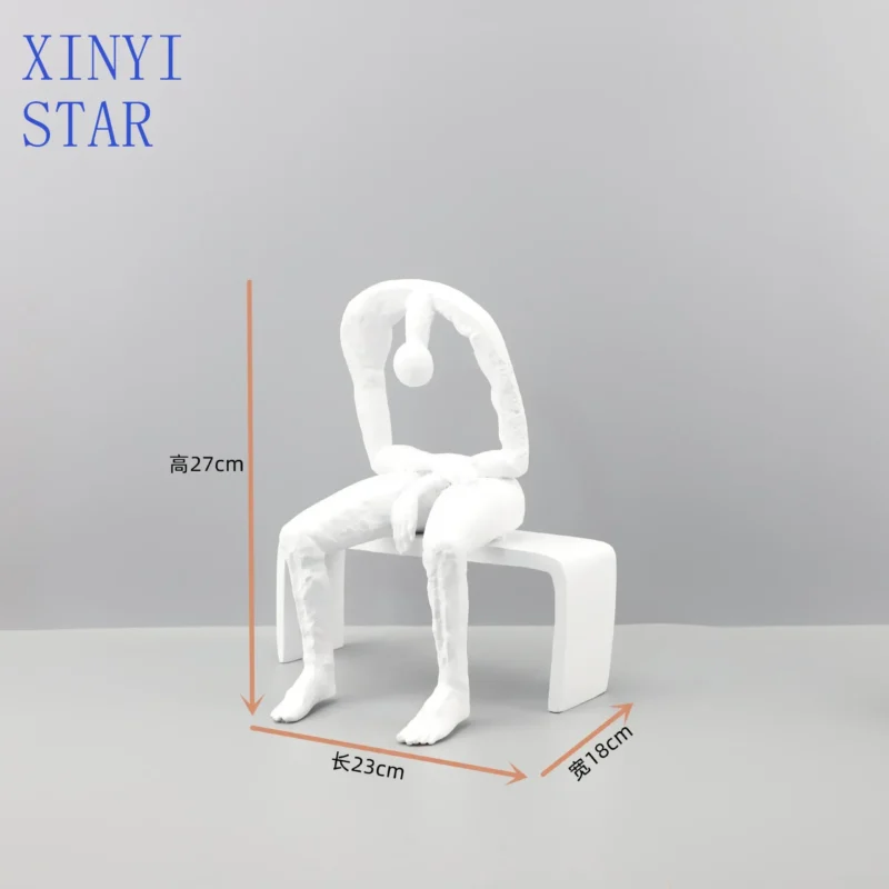 Abstrakcyjna drewniana statuetka minimalistyczna