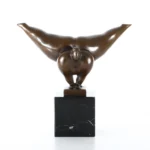 Abstrakcyjna drewniana statuetka minimalistyczna