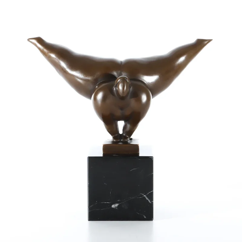 Abstrakcyjna drewniana statuetka minimalistyczna