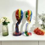 Abstrakcyjna drewniana statuetka minimalistyczna