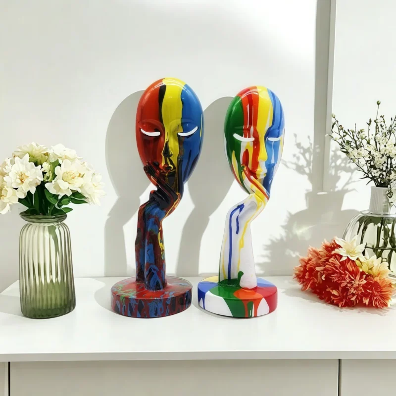 Abstrakcyjna drewniana statuetka minimalistyczna